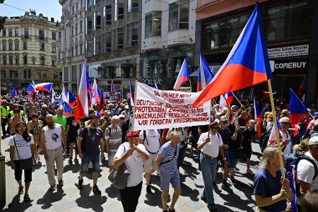 Hunderte zogen bei dem Protestmarsch gegen den Sudetendeutschen Tag durch Brno (Brünn).