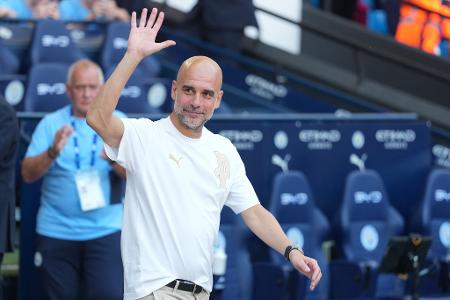 Pep Guardiola. Trainer von Manchester City, winkt den Fans nach seinem letzten Spiel als City-Trainer.