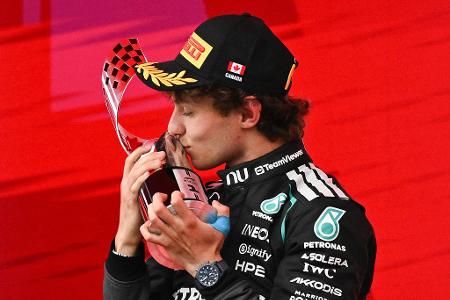 Kimi Antonelli küsst die Trophäe nach seinem Sieg.