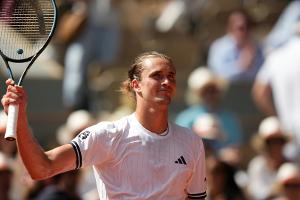 Zverev zufrieden: Wetter stimmt, Glücksbringer Mischka dabei