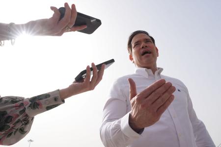 Neu-Delhi: Auf dem Weg ins Flugzeug – US-Außenminister Marco Rubio gibt Statement am Indira Gandhi Airport