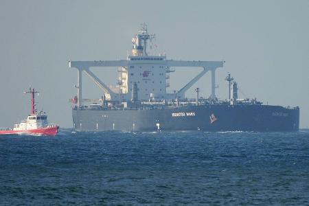 Ein japanischer Öltanker passiert die Straße von Hormus, durch die seit Ausbruch des Iran-Kriegs kaum noch Schiffe fahren konnten.