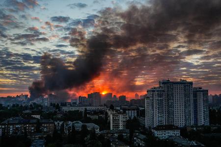 Russland hat die Ukraine in der Nacht zu Sonntag mit einem massiven kombinierten Angriff überzogen. 