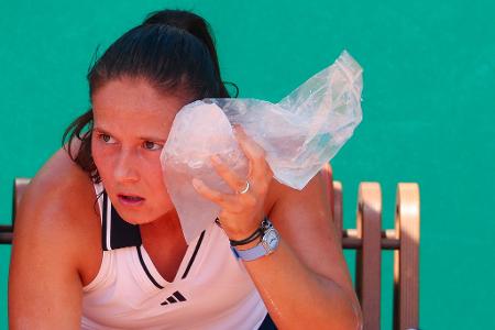 French Open in Paris: Kasatkina kühlt sich im Frauen-Einzel gegen Sonmez mit einem Eisbeutel