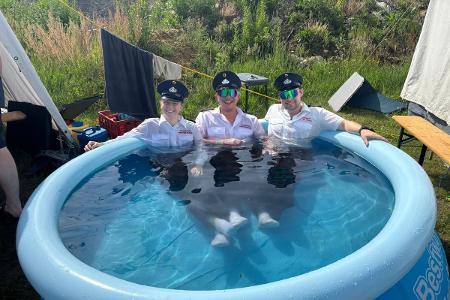 Natürlich kam auch der Spaß bei den Betreuern nicht zu kurz. Die Hitze ließ sich mit einer gemeinsamen Wasserschlacht gut aushalten.