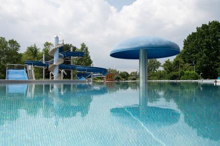 Bei sommerlichen Temperaturen kommen mehrere Menschen bei Badeunfällen ums Leben. (Archivbild)