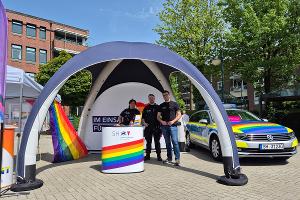 Die Kolleginnen und Kollegen der Zentralen Ansprechstelle LSBTIQ* der Landespolizei Schleswig-Holstein am Infostand auf dem CSD Norderstedt.

Foto: Polizei