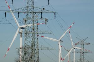 Strom aus Windkraft wird über weite Strecken geleitet. (Symbolbild)