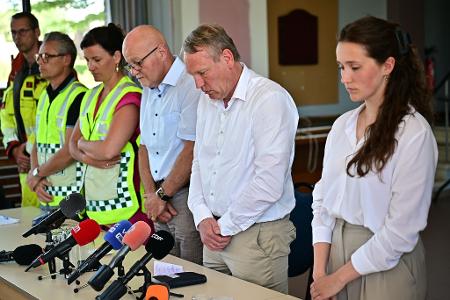 Bei der Pressekonferenz gibt es eine Schweigeminute für die Opfer des Unglücks.