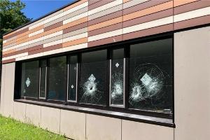 An der Schule wurde mehrere Fenster eingeschlagen.