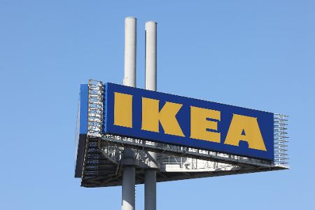 Großes Parkplatzschild von Ikea