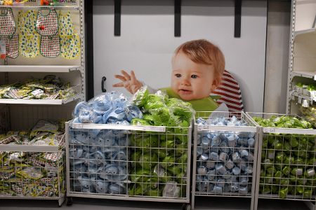 Plakat von einem Baby in einer Ikea-Filiale