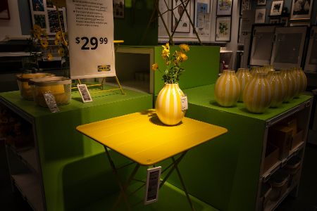 Ruhiges Licht auf einem Ikea-Tisch in einer Filiale