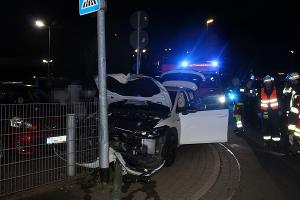 Es entstand ein großer Schaden an dem beteiligten VW Golf. Die Front war stark deformiert und zum Teil abgebrochen.