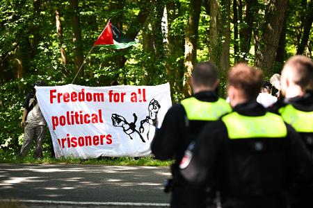 Unterstützer von Daniela Klette protestieren in der Nähe des Gerichtssaals.