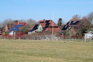 Haushalte mit PV-Anlagen sollen sich künftig stärker an der Netzfinanzierung beteiligen. (Symbolbild)