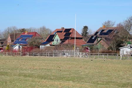 Haushalte mit PV-Anlagen sollen sich künftig stärker an der Netzfinanzierung beteiligen. (Symbolbild)