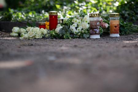 Nahe der Unfallstelle wurden am Nachmittag Kerzen aufgestellt und Blumen niedergelegt. 