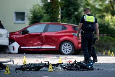 Ein zerstörtes Fahrrad, ein verlorener Schuh auf der Fahrbahn - eine Frau hat drei Kinder angefahren.