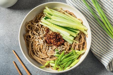Kalte Soba-Nudeln mit Gurke und Sesamsauce