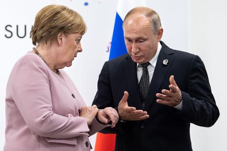 Altkanzlerin Merkel hält es für keine gute Idee, Ex-Regierungschefs mit Kremlchef Putin verhandeln zu lassen. (Archivbild)