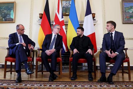 In dieser Runde werden oft wichtige Strategiefragen in der Ukraine-Politik besprochen: Bundeskanzler Merz (l-r), der britische Premier Starmer, der ukrainische Präsident Selenskyj und der französische Präsident Macron. (Archivbild)