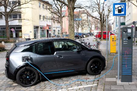Der 2013 vorgestellte BMW i3 sah sehr nach Elektroauto, aber nur bedingt nach BMW aus. (Archivbild)