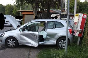 Der Volkswagen wurde durch die Wucht des Zusammenstoßes mit einem Audi gegen den Zigarettenautomaten geschleudert. 

Foto: Polizei Minden-Lübbecke