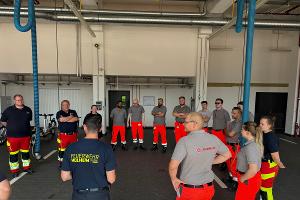 Lageeinweisung auf der Feuerwache vor der Abfahrt