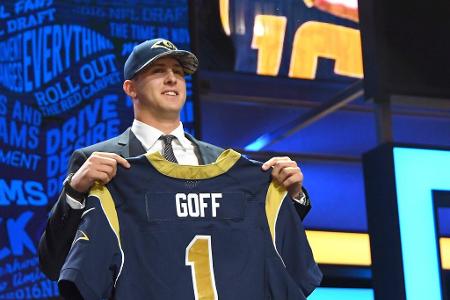 2016: Jared Goff (Quarterback) - Im NFL Draft 2016 wählten die Los Angeles Rams Jared Goff als Nummer-1-Pick. Der Quarterback führte sein Team 2019 in den Super Bowl, der jedoch gegen die New England Patriots verloren ging. Zwei Jahre später tradeten ihn die Rams zu den Detroit Lions. Der chronisch erfolglosen Franchise hauchte Goff neues Leben ein und gewann unter anderem zwei Mal in Serie die NFC North.