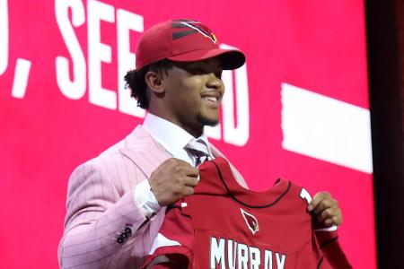 2019: Kyler Murray (Quarterback) - Die Arizona Cardinals schnappten sich mit ihrem First Pick im NFL Draft 2019 Kyler Murray. Der Quarterback wurde in seinem ersten Jahr zum Offensive Rookie of the Year ernannt. Es folgten zwei Nominierungen für den Pro Bowl. Im Januar 2022 nahm Murray erstmals mit den Cardinals an den Playoffs teil. 2026 trennten sich die Cardinals von Murray, der im Anschluss bei den Vikings anheuerte.
