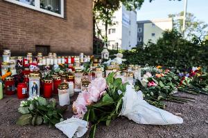 Blumen und Kerzen am Unfallort: In Dinslaken ist die Trauer nach dem Unfalltod zweier Kinder groß.