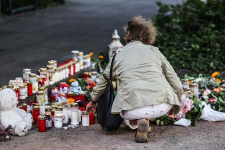 Trauer am Unfallort nach dem schweren Unfall mit zwei toten Kindern