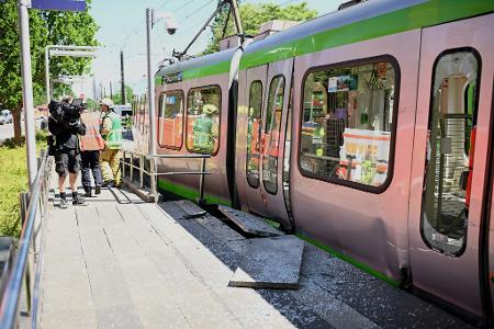 An einer der Stadtbahnen war eine lange Schleifspur zu sehen, zudem waren Scheiben gesplittert.