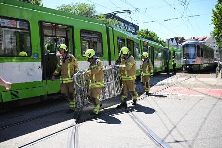 Der Verkehrsunfalldienst der Polizei Hannover war bereits vor Ort und begann mit den Ermittlungen zur Unfallursache.