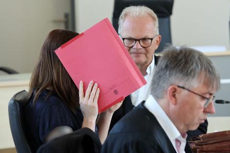Die wegen Mordes an dem achtjährigen Fabian angeklagte Frau schweigt bislang zu den Vorwürfen.
