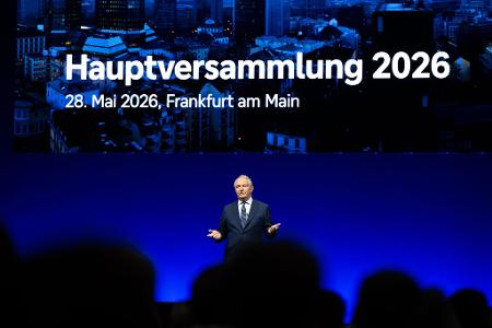 Aufsichtsratschef Alexander Wynaendts begrüßt Aktionärinnen und Aktionäre zur ersten Präsenz-Hauptversammlung der Deutschen Bank seit 2019.