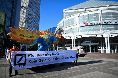 Die Hauptversammlung der Deutschen Bank in Frankfurt wurde von Protesten begleitet.