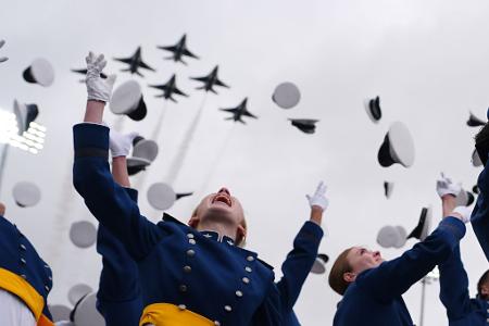 Thunderbirds krönen Abschlussfeier an der Air Force Academy mit spektakulärem Überflug