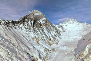 Der Mount Everest lockt immer wieder zu Rekorden. (Archivbild) 