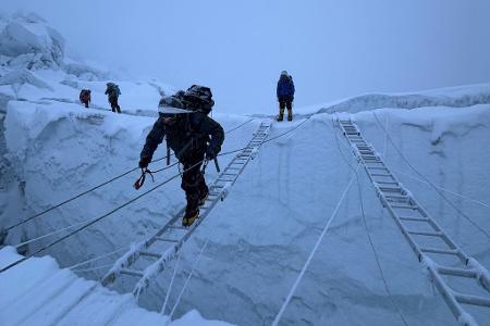 Am Evererst ist der Aufstieg mit Fixseilen und Leitern vorbereitet. (Symbolbild)