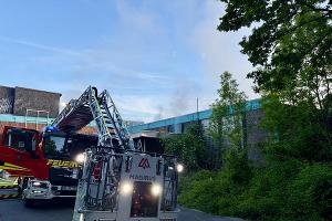 Mit der Drehleiter wurde die Brandbekämpfung durchgeführt und Erkundungsmaßnahmen durchgeführt