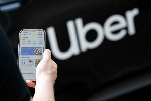 Uber führt in Deutschland eine neue In-App-Funktion ein, die es Fahrgästen erlaubt, während der Fahrt den Ton im Fahrzeug aufzuzeichnen. (Symbolbild)