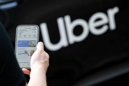 Uber führt in Deutschland eine neue In-App-Funktion ein, die es Fahrgästen erlaubt, während der Fahrt den Ton im Fahrzeug aufzuzeichnen. (Symbolbild)