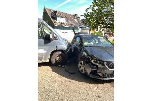 Fahrzeuge kollidierten im Kreuzungsbereich
