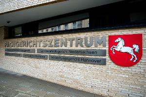Das Landesarbeitsgericht musste entscheiden, ob VW zwei Managern Schadenersatz und Schmerzensgeld zahlen muss. (Archivbild)
