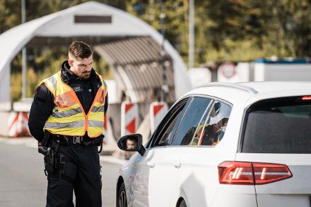 Die Rosenheimer Bundespolizei hat an der A93 bei Kiefersfelden einen Ungarn gefasst, der europaweit gesucht wurde.