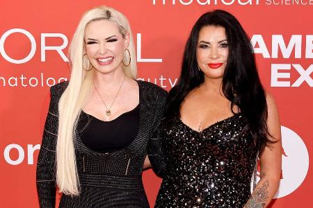 Daniela Katzenberger strahlt mit Mama Iris auf dem roten Teppich