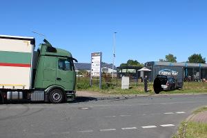 Durch die Kollision im Kreuzungsbereich mit der Sattelzugmaschine wurde der SEAT gegen den Zaun geschleudert. 
Foto: Polizei Minden-Lübbecke