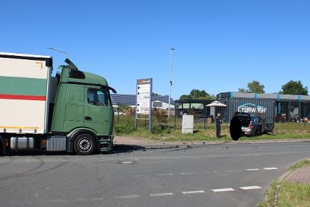 Durch die Kollision im Kreuzungsbereich mit der Sattelzugmaschine wurde der SEAT gegen den Zaun geschleudert.
Foto: Polizei Minden-Lübbecke